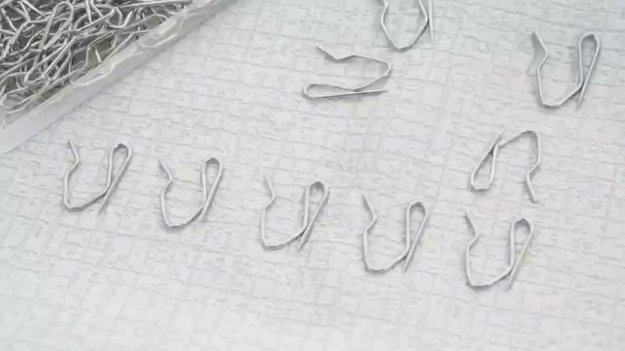 Démonstration vidéo des crochets pour rideaux en métal montrant leur utilisation facile et leur compatibilité avec différents types de rideaux.