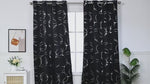 Vidéo démontrant l’effet occultant des rideaux noirs à motifs blancs, parfaits pour bloquer la lumière dans une pièce de vie ou une chambre.