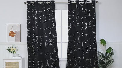 Vidéo démontrant l’effet occultant des rideaux noirs à motifs blancs, parfaits pour bloquer la lumière dans une pièce de vie ou une chambre.