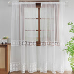 Voilage blanc en dentelle suspendu devant une fenêtre en bois avec une touche champêtre et rustique.