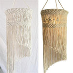 Suspension macramé boho chic pour décoration intérieure, idéale pour créer une ambiance chaleureuse et accueillante. Élégante et unique, cette pièce déco attire le regard par ses motifs détaillés et ses franges longues et fluides. Parfait pour ajouter une touche artistique dans un salon, une chambre ou un espace de vie.