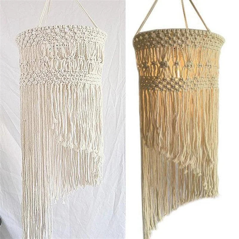 Suspension macramé boho chic pour décoration intérieure, idéale pour créer une ambiance chaleureuse et accueillante. Élégante et unique, cette pièce déco attire le regard par ses motifs détaillés et ses franges longues et fluides. Parfait pour ajouter une touche artistique dans un salon, une chambre ou un espace de vie.