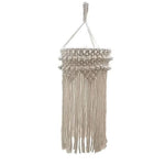 Suspension bohème chic en macramé décoratif pour intérieur moderne, design artisanal raffiné avec franges élégantes, idéal pour salon ou chambre à coucher. Ajoutez une touche tendance et chaleureuse à votre décoration. Parfait pour créer une ambiance conviviale et accueillante. Accessoire déco en vogue pour maison contemporaine.