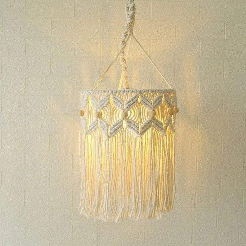 Suspension bohème en macramé, luminaire décoratif pour intérieur, éclairage doux et chaleureux, idéal pour salon ou chambre, style artisanal et tendance, design avec franges, ajoute une touche rustique et élégante à votre décoration.