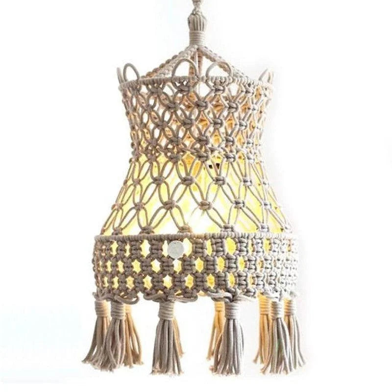 Suspension murale bohème avec franges, luminaire décoratif pour salon moderne, design d'intérieur tendance, éclairage apaisant et élégant, idéal pour une ambiance cosy et chaleureuse.
