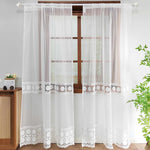 Voilage transparent orné de broderie fine sur fenêtre en bois, baignée de lumière naturelle dans une déco épurée.