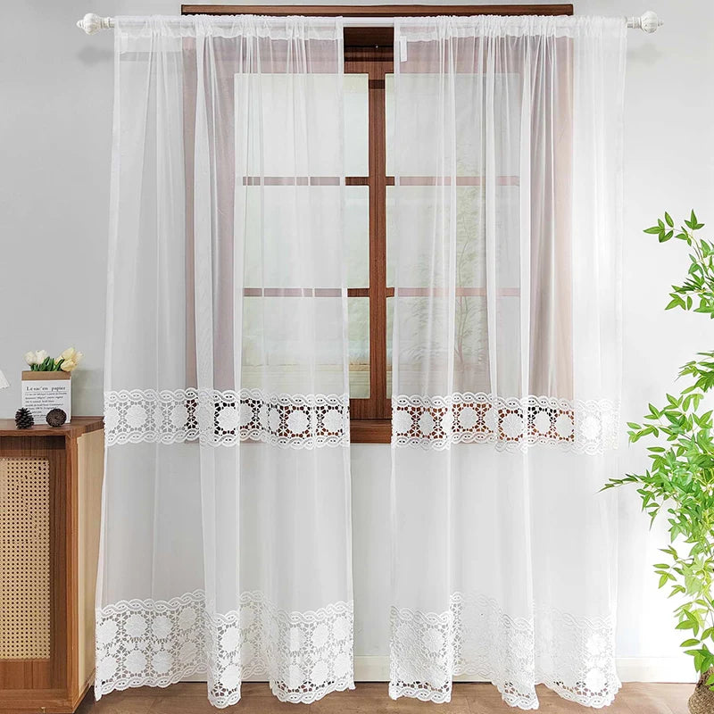 Voilage transparent orné de broderie fine sur fenêtre en bois, baignée de lumière naturelle dans une déco épurée.