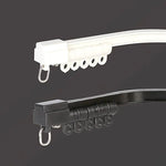 Rails de rideau coulissants noir et blanc, avec crochets, conçus pour suspendre efficacement vos rideaux. Idéal pour les salons, chambres ou bureaux, offrant une glisse fluide et une installation facile. Parfait pour personnaliser votre espace et ajouter une touche d'élégance.