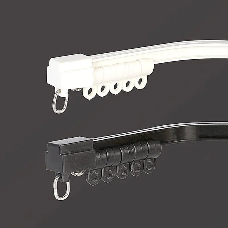 Rails de rideau coulissants noir et blanc, avec crochets, conçus pour suspendre efficacement vos rideaux. Idéal pour les salons, chambres ou bureaux, offrant une glisse fluide et une installation facile. Parfait pour personnaliser votre espace et ajouter une touche d'élégance.