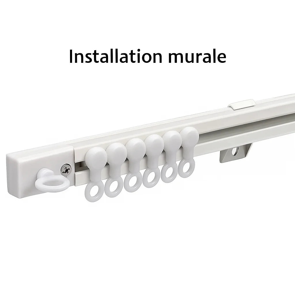 Rail de rideau blanc monté au mur avec crochets glissants, parfait pour suspendre des rideaux avec élégance et stabilité.