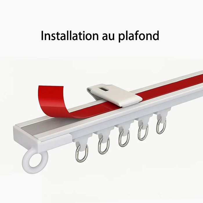 Rail de rideau blanc fixé au plafond avec système de fixation adhésif rouge, idéal pour une installation discrète et efficace.