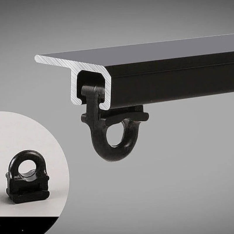 Rails de fixation pour rideaux coulissants, système robuste et efficace pour suspension sécurisée. Crochet adaptable pour différentes configurations de montage. Parfait pour l'installation de rideaux lourds ou industriels, garanti pour un usage intensif. Solution idéale pour optimiser l'espace et faciliter le mouvement des rideaux.