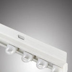 Rail de rideau blanc avec glisseurs, idéal pour une installation facile et discrète des rideaux dans tout type d'intérieur. Adapté pour un usage domestique ou professionnel, ce rail assure un glissement fluide et silencieux de vos rideaux, garantissant praticité et élégance à votre espace.