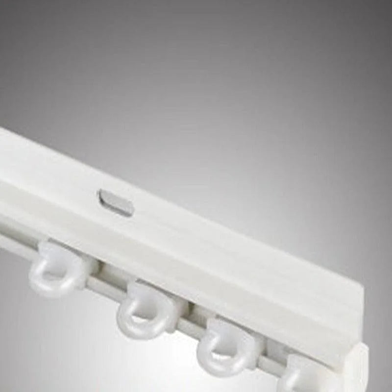 Rail de rideau blanc avec glisseurs, idéal pour une installation facile et discrète des rideaux dans tout type d'intérieur. Adapté pour un usage domestique ou professionnel, ce rail assure un glissement fluide et silencieux de vos rideaux, garantissant praticité et élégance à votre espace.