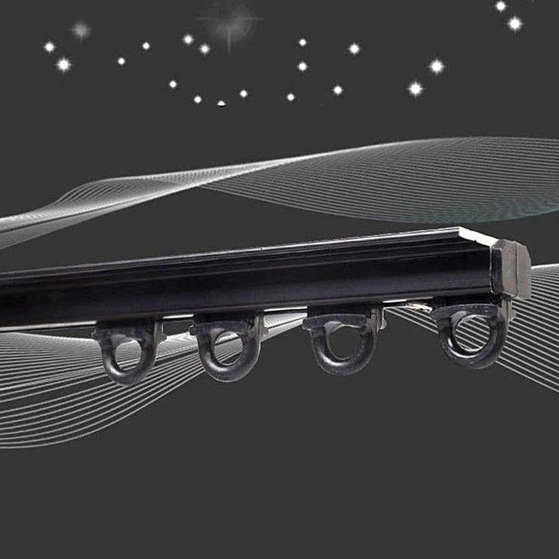 Tringle à rideau moderne noire avec douilles intégrées, idéale pour un décor contemporain. Accessoire élégant pour optimiser l'usage de vos rideaux dans votre intérieur. Design épuré et pratique adapté à tout type de fenêtre.