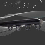 Tringle à rideau moderne noire avec douilles intégrées, idéale pour un décor contemporain. Accessoire élégant pour optimiser l'usage de vos rideaux dans votre intérieur. Design épuré et pratique adapté à tout type de fenêtre.