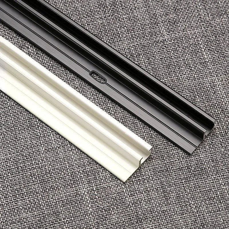 Rails de support noir et blanc sur fond textile gris, idéaux pour installations murales modernes et design élégant. Solution pratique pour fixation sécurisée et discrète. Accessoires polyvalents pour divers aménagements intérieurs.