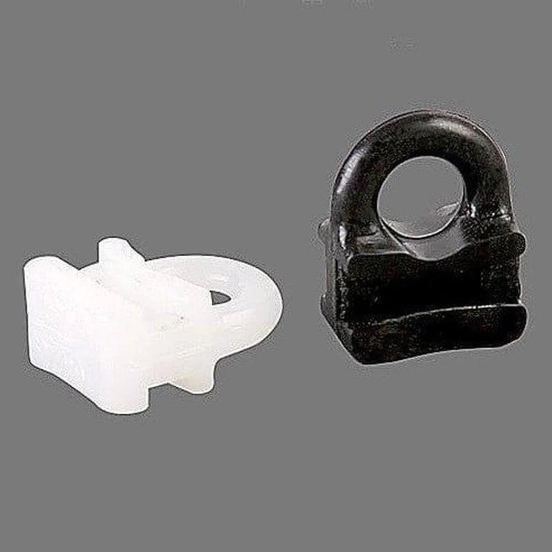 Deux pièces de fixation en plastique noir et blanc sur fond gris. Accessoires essentiels pour la réparation et l'entretien des appareils électroménagers, assurant une connexion sécurisée et fiable. Idéals pour différents modèles de machines, offrant durabilité et performance optimale.