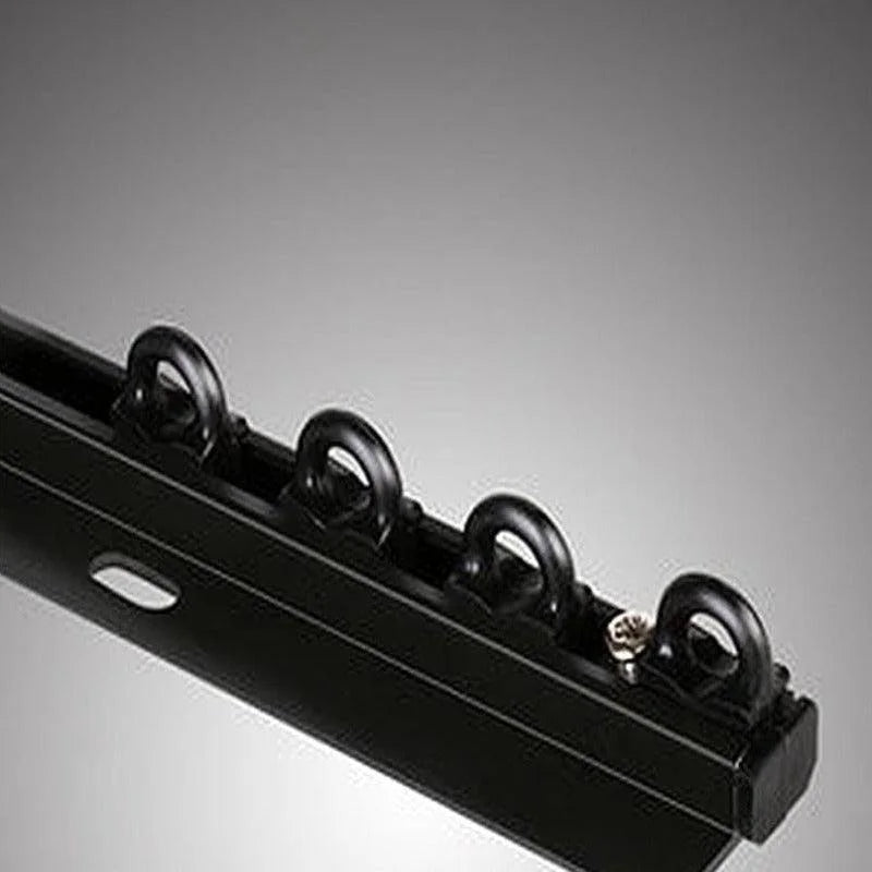 Barre multifonctionnelle avec crochets pour une organisation optimale, idéale pour accrocher et ranger divers objets dans un espace de travail ou de stockage. Design moderne et pratique pour maximiser l'efficacité de votre espace. Solution de rangement idéale pour ateliers, garages et entrepôts.