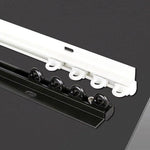 Rails de rideaux noirs et blancs pour fixation murale ou plafond, conçus pour faciliter l'installation et le glissement fluide des rideaux. Accessoires pratiques et robustes pour embellir vos espaces intérieurs. Idéal pour optimiser la décoration en alliant fonctionnalité et esthétique.
