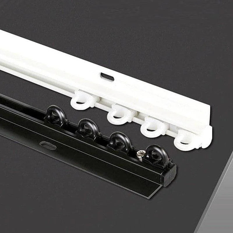 Rails de rideaux noirs et blancs pour fixation murale ou plafond, conçus pour faciliter l'installation et le glissement fluide des rideaux. Accessoires pratiques et robustes pour embellir vos espaces intérieurs. Idéal pour optimiser la décoration en alliant fonctionnalité et esthétique.