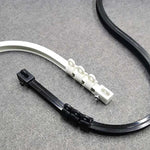 Colliers de serrage noirs et blancs pour gestion de câbles. Parfaits pour organiser et sécuriser les câbles dans divers environnements. Accessoires essentiels pour le bricolage et l'organisation des espaces de travail, offrant simplicité et efficacité.