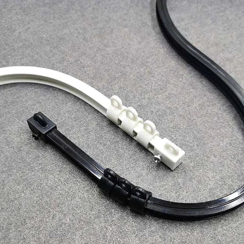 Colliers de serrage noirs et blancs pour gestion de câbles. Parfaits pour organiser et sécuriser les câbles dans divers environnements. Accessoires essentiels pour le bricolage et l'organisation des espaces de travail, offrant simplicité et efficacité.