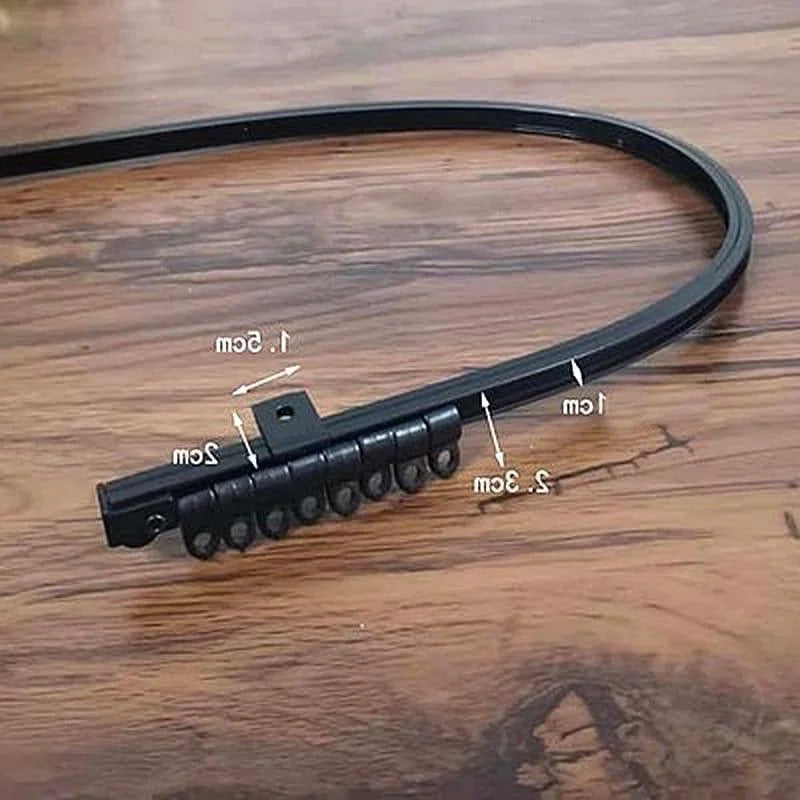 Rail de fixation courbé avec crochets coulissants pour rideaux, idéal pour optimiser l'espace dans les coins. Facile à installer et conçu pour un usage domestique ou professionnel, il procure une solution pratique et esthétique pour la suspension de rideaux. Convient pour un montage sur murs ou plafonds, embellissant tout intérieur moderne.