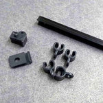 Kit de fixation pour bureau avec pinces noires, comprenant plusieurs supports et une barre. Accessoire pratique pour organiser les câbles et améliorer l'aménagement de l'espace de travail.Produit idéal pour optimiser le rangement et maintenir les câbles en place.