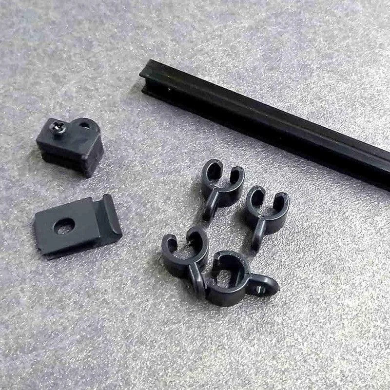 Kit de fixation pour bureau avec pinces noires, comprenant plusieurs supports et une barre. Accessoire pratique pour organiser les câbles et améliorer l'aménagement de l'espace de travail.Produit idéal pour optimiser le rangement et maintenir les câbles en place.