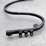 Barre de support courbée noire, équipée de crochets de fixation, idéale pour l'organisation de câbles ou pour suspendre divers objets dans des espaces domestiques ou professionnels.