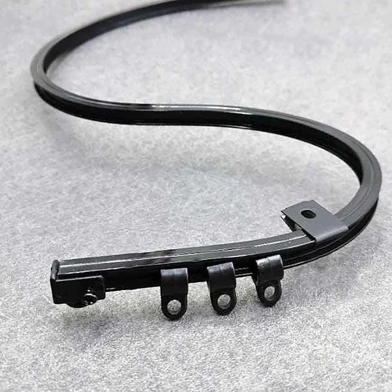 Barre de support courbée noire, équipée de crochets de fixation, idéale pour l'organisation de câbles ou pour suspendre divers objets dans des espaces domestiques ou professionnels.