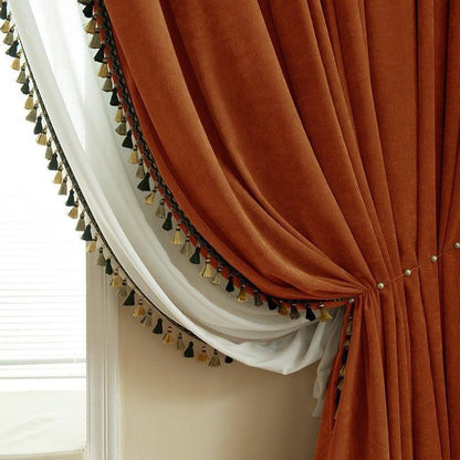 Rideaux élégants auburn avec bordure à glands vert foncé et doré, parfaits pour une décoration intérieure sophistiquée. Décoration de fenêtre tendance pour salon ou chambre moderne. Élément de design d'intérieur ajoutant une touche de chaleur et de classe à votre espace.