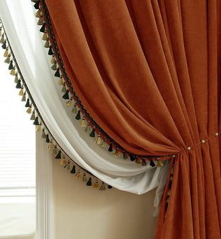 Rideaux élégants auburn avec bordure à glands vert foncé et doré, parfaits pour une décoration intérieure sophistiquée. Décoration de fenêtre tendance pour salon ou chambre moderne. Élément de design d'intérieur ajoutant une touche de chaleur et de classe à votre espace.