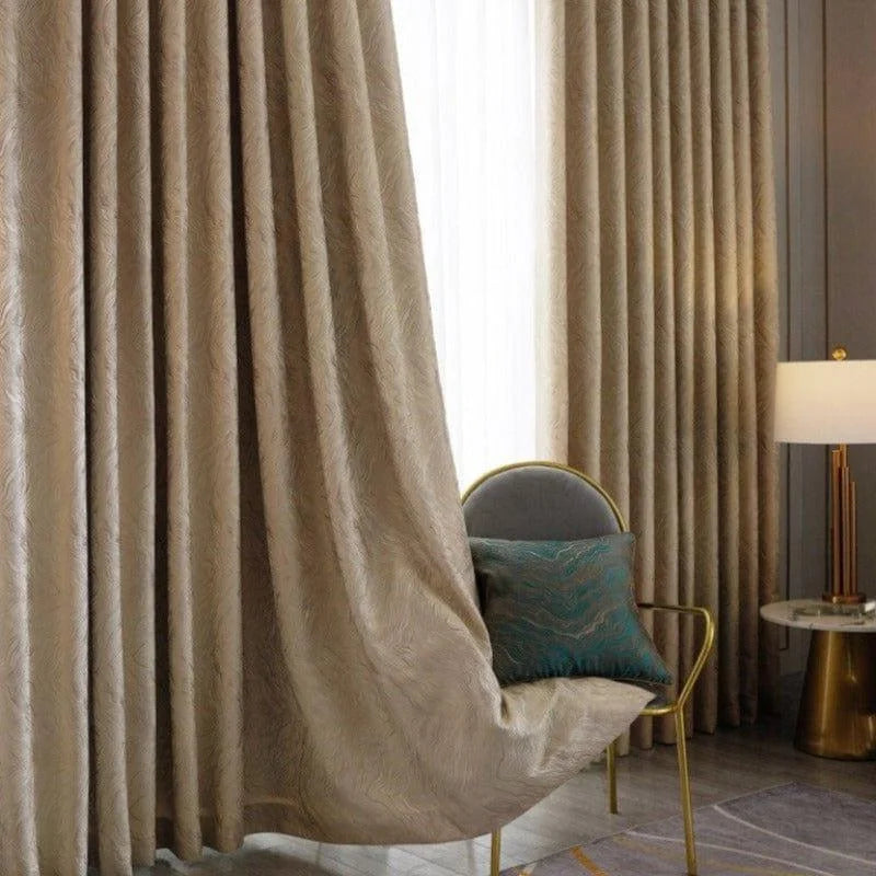 Rideau élégant beige dans un salon moderne avec chaise design et lampe contemporaine. Idéal pour ajouter une touche de sophistication et de charme à votre intérieur. Parfait pour une décoration raffinée et chaleureuse.