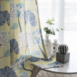 Rideau décoratif avec motif d'arbre coloré pour un style moderne, idéal pour ajouter une touche de nature à votre intérieur. Parfait pour le salon ou la chambre, ce rideau offre une élégance unique et un design artistique. Complétez votre décoration avec cet accessoire tendance et raffiné.