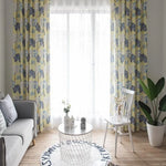 Rideaux à motifs floraux bleus et jaunes pour salon moderne, décor élégant pour fenêtres, ajout de style et couleur à la pièce, ambiance lumineuse et accueillante, parfaits pour sublimer votre espace de vie.