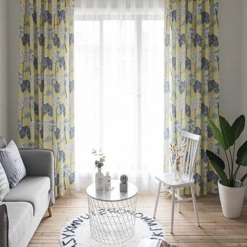Rideaux à motifs floraux bleus et jaunes pour salon moderne, décor élégant pour fenêtres, ajout de style et couleur à la pièce, ambiance lumineuse et accueillante, parfaits pour sublimer votre espace de vie.
