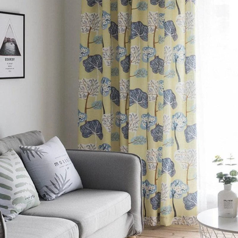 Rideau décoratif à motifs d'arbres, idéal pour ajouter une touche naturelle et originale au salon. Ces tentures colorées s'harmonisent parfaitement avec un canapé moderne et apportent une ambiance chaleureuse à votre intérieur. Parfait pour ceux qui cherchent à personnaliser leur espace de vie avec style et élégance.