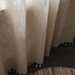 Rideau beige élégant avec franges, idéal pour ajouter une touche décorative à votre intérieur. Design sobre et chic, parfait pour améliorer l'ambiance de votre salon ou chambre. Accessoire essentiel pour une décoration harmonieuse et moderne.
