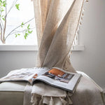 Rideau élégant beige avec des franges, idéal pour une ambiance chaleureuse et naturelle dans votre intérieur. Parfait pour habiller vos fenêtres en laissant passer la lumière tout en assurant une touche de style. Accessoire de décoration incontournable pour un salon ou une chambre moderne, mettant en avant un espace lumineux et apaisant.