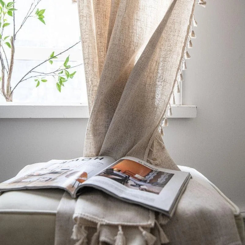 Rideau élégant beige avec des franges, idéal pour une ambiance chaleureuse et naturelle dans votre intérieur. Parfait pour habiller vos fenêtres en laissant passer la lumière tout en assurant une touche de style. Accessoire de décoration incontournable pour un salon ou une chambre moderne, mettant en avant un espace lumineux et apaisant.