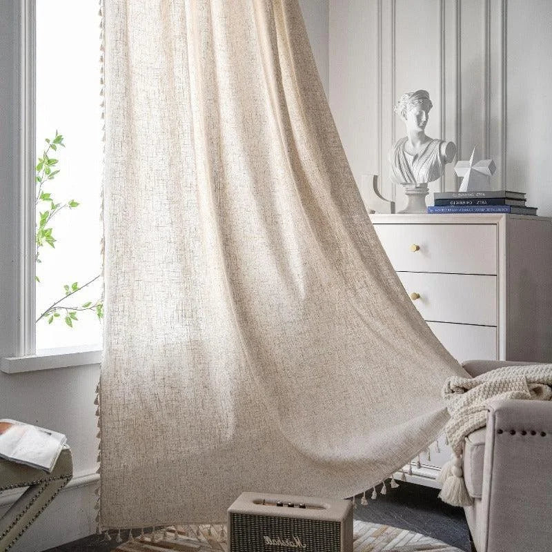 Rideau beige élégant pour salon moderne, ajoutant une touche de sophistication à la décoration intérieure. Parfait pour filtrer la lumière tout en préservant la confidentialité. Idéal pour un style minimaliste et accueillant.