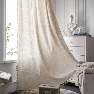 Rideau beige élégant pour salon moderne, ajoutant une touche de sophistication à la décoration intérieure. Parfait pour filtrer la lumière tout en préservant la confidentialité. Idéal pour un style minimaliste et accueillant.