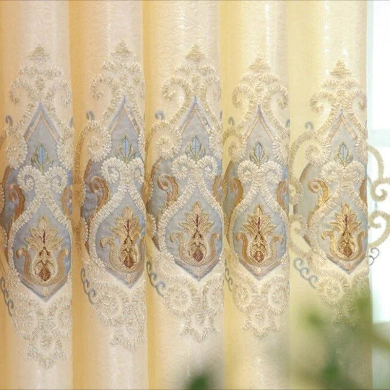 Rideaux élégants avec un motif floral brodé détaillé, ajoutant une touche de sophistication et de charme à votre intérieur. Parfaits pour embellir votre salon ou chambre avec une ambiance chaleureuse et raffinée.
