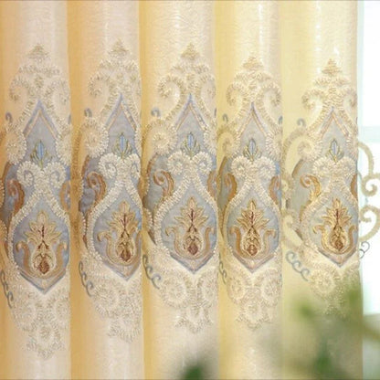 Rideaux élégants avec un motif floral brodé détaillé, ajoutant une touche de sophistication et de charme à votre intérieur. Parfaits pour embellir votre salon ou chambre avec une ambiance chaleureuse et raffinée.