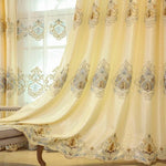 Rideaux élégants avec motifs brodés, parfaits pour ajouter une touche de sophistication à votre salon ou chambre. Design luxueux de couleur crème avec détails artistiques, adapté à tout type de décoration intérieure. Ces rideaux procurent une ambiance chaleureuse et accueillante, idéals pour personnaliser votre espace de vie. Améliorez votre intérieur avec ces superbes rideaux au style raffiné.