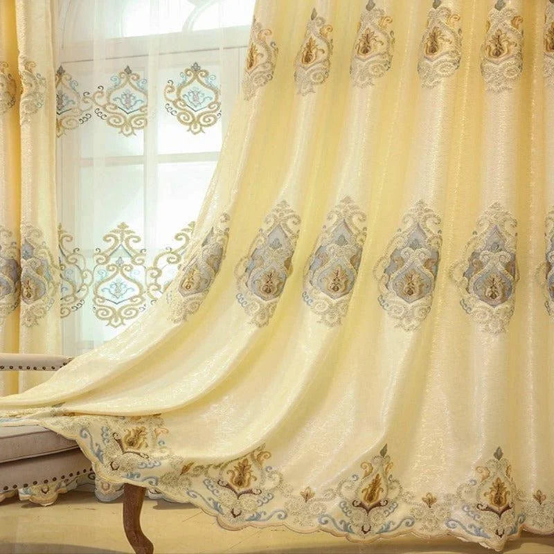 Rideaux élégants avec motifs brodés, parfaits pour ajouter une touche de sophistication à votre salon ou chambre. Design luxueux de couleur crème avec détails artistiques, adapté à tout type de décoration intérieure. Ces rideaux procurent une ambiance chaleureuse et accueillante, idéals pour personnaliser votre espace de vie. Améliorez votre intérieur avec ces superbes rideaux au style raffiné.