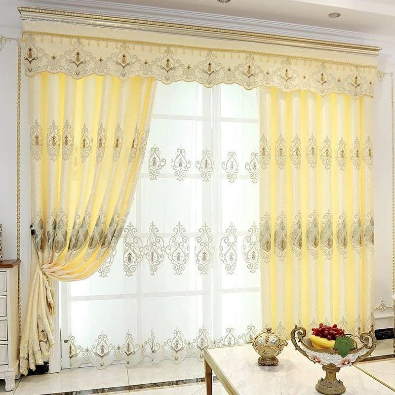 Rideaux élégants et décoratifs pour salon, parfaits pour ajouter une touche de sophistication à votre intérieur. Design raffiné et détails ornementaux, ces rideaux jaunes illuminent la pièce tout en offrant une ambiance chaleureuse et accueillante pour votre espace de vie. Idéal pour créer une atmosphère luxueuse et charmante.