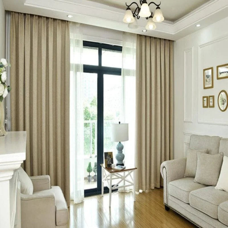 Rideaux élégants de couleur beige pour salon moderne, offrant une ambiance chaleureuse et accueillante. Idéal pour habiller les grandes fenêtres et créer une atmosphère sophistiquée. Parfaits pour compléter tout type de décoration intérieure avec leur allure intemporelle.